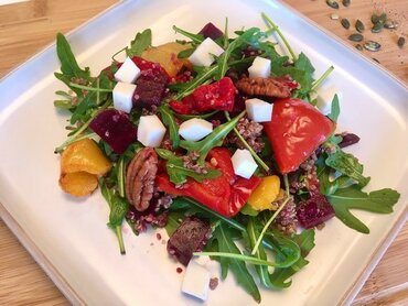 Foodtruck griekse salade, gezonde vegetarische en niet vegetarische gerechten met heel veel groenten Foodtruck griekse salade, gezonde vegetarische en niet vegetarische gerechten met heel veel groenten