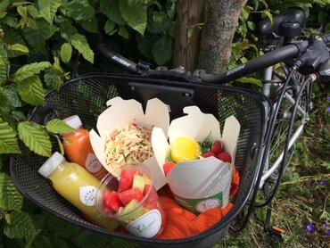 Foodtruck voor gezonde gerechten, vegetarisch en niet, een picknick in de zon Foodtruck voor gezonde gerechten, vegetarisch en niet, een picknick in de zon
