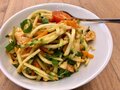Groentespaghetti met kip en kokoscurry